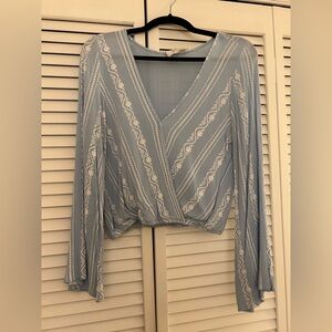 Sadie & Sage flowy blue/white longsleeve top